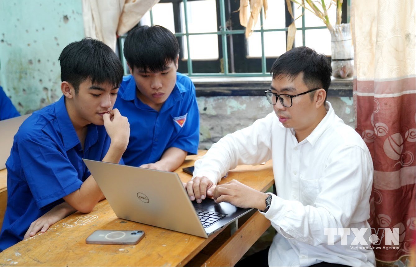 Thanh thiếu nhi vùng biên Hướng Phùng được tiếp cận AI, lập trình, STEM/STEAM, Robotics và nhiều hoạt động trải nghiệm công nghệ trực quan, sinh động. (Ảnh: Võ Dung/TTXVN)